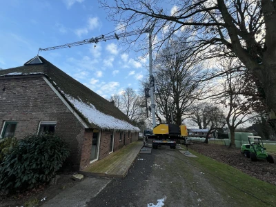 Rietdekkersbedrijf Eggens kiest voor de FM Gru RBI524 bouwkraan