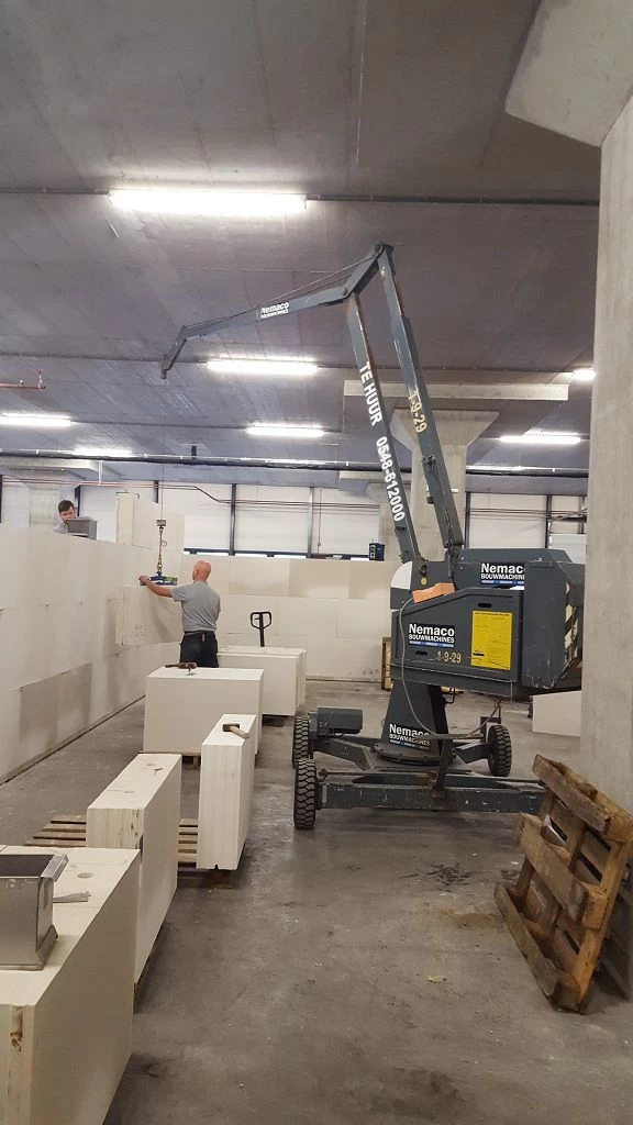 Kalkzandsteenknipper hydraulisch.