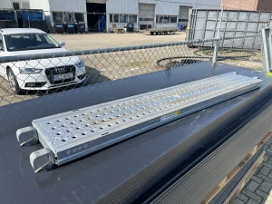 Stalen vloerdeel 0.32 x 1.90 meter buisoplegging