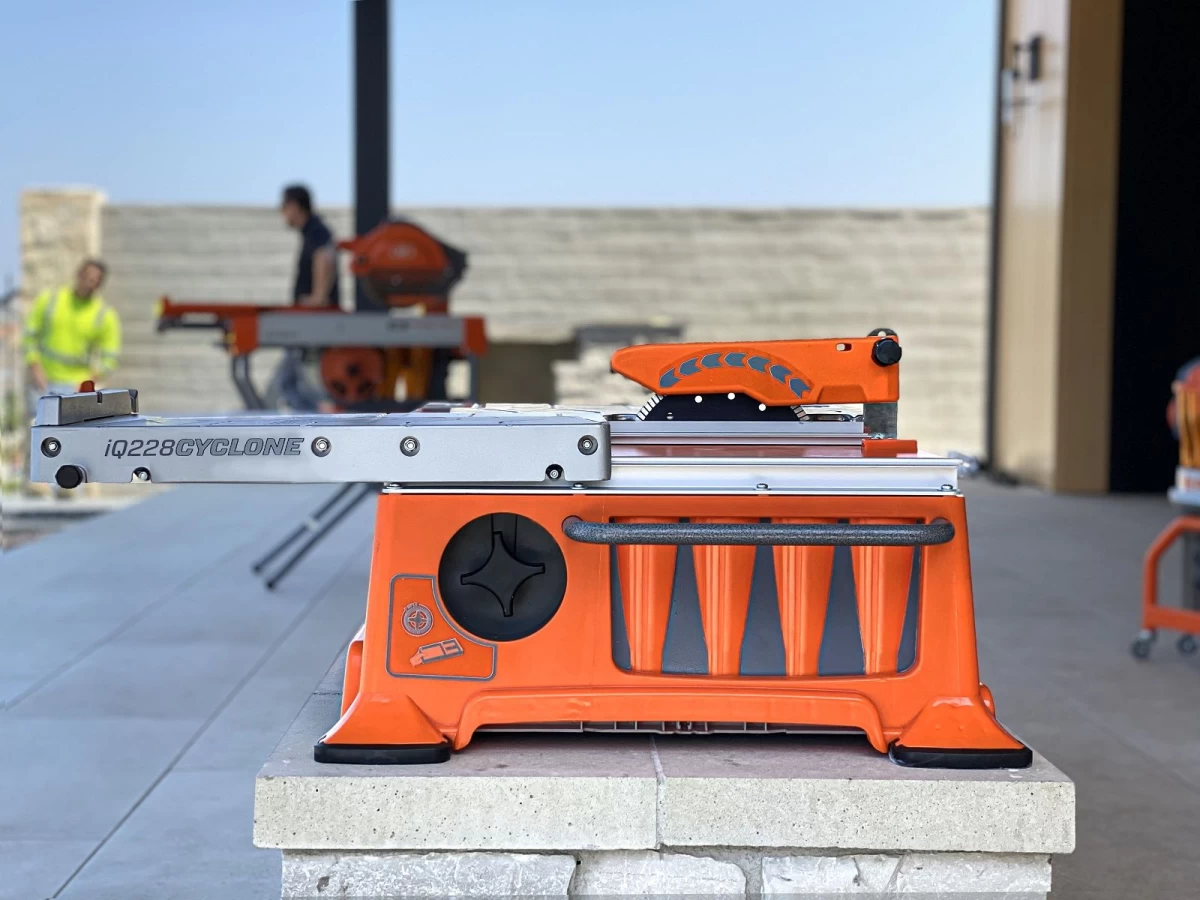 Tegelzaagmachine iQ228 inclusief stofafzuiging