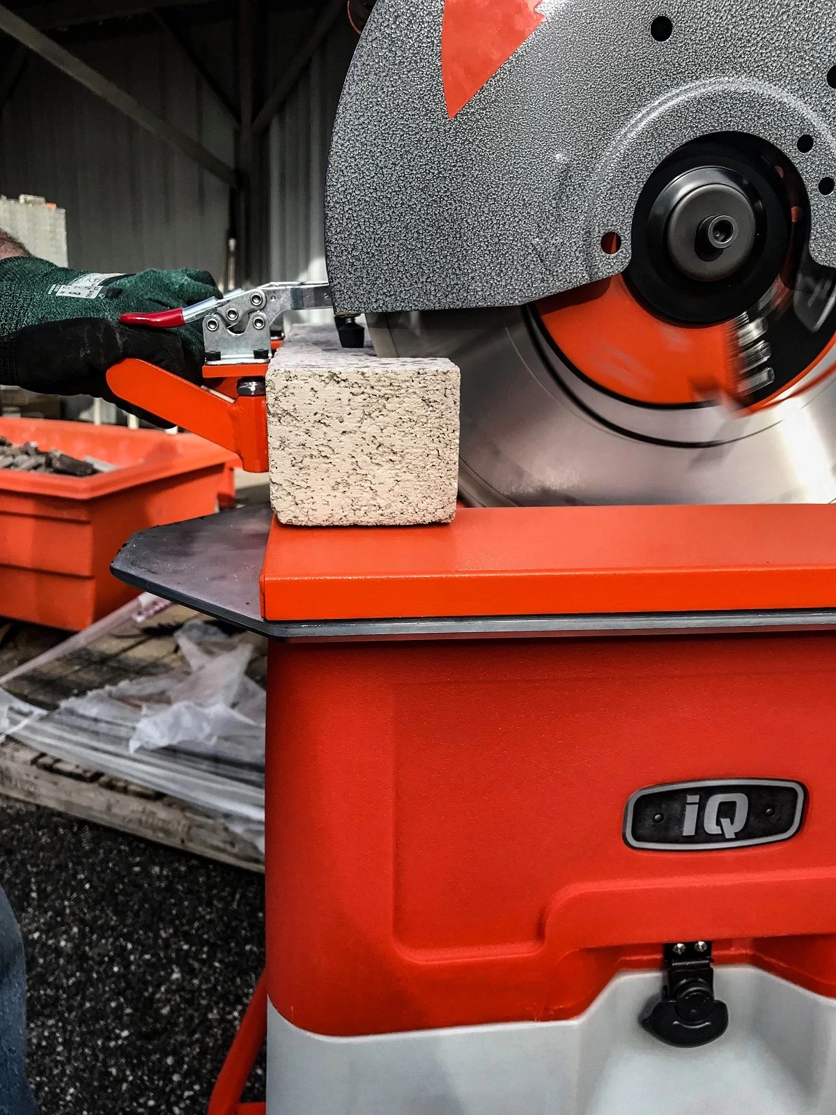 iQ360XT steenzaagmachine inclusief stofafzuiging
