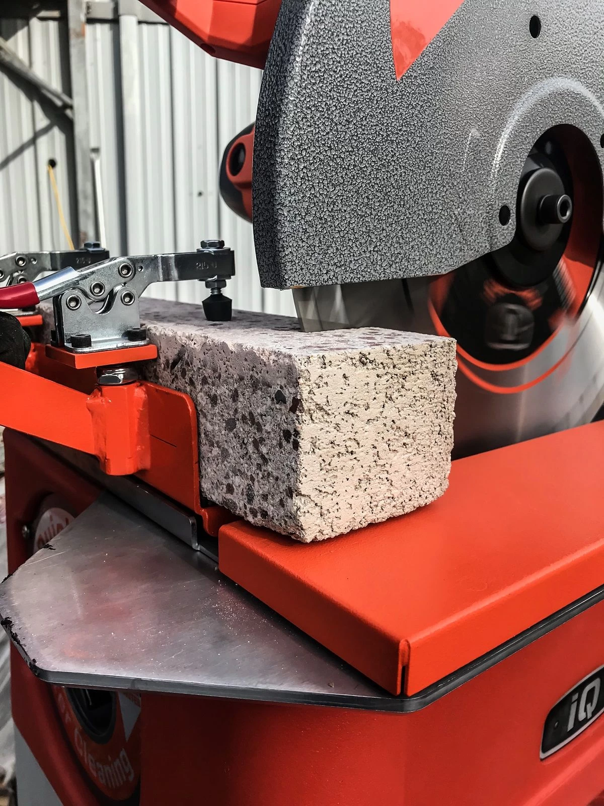 iQ360XT steenzaagmachine inclusief stofafzuiging
