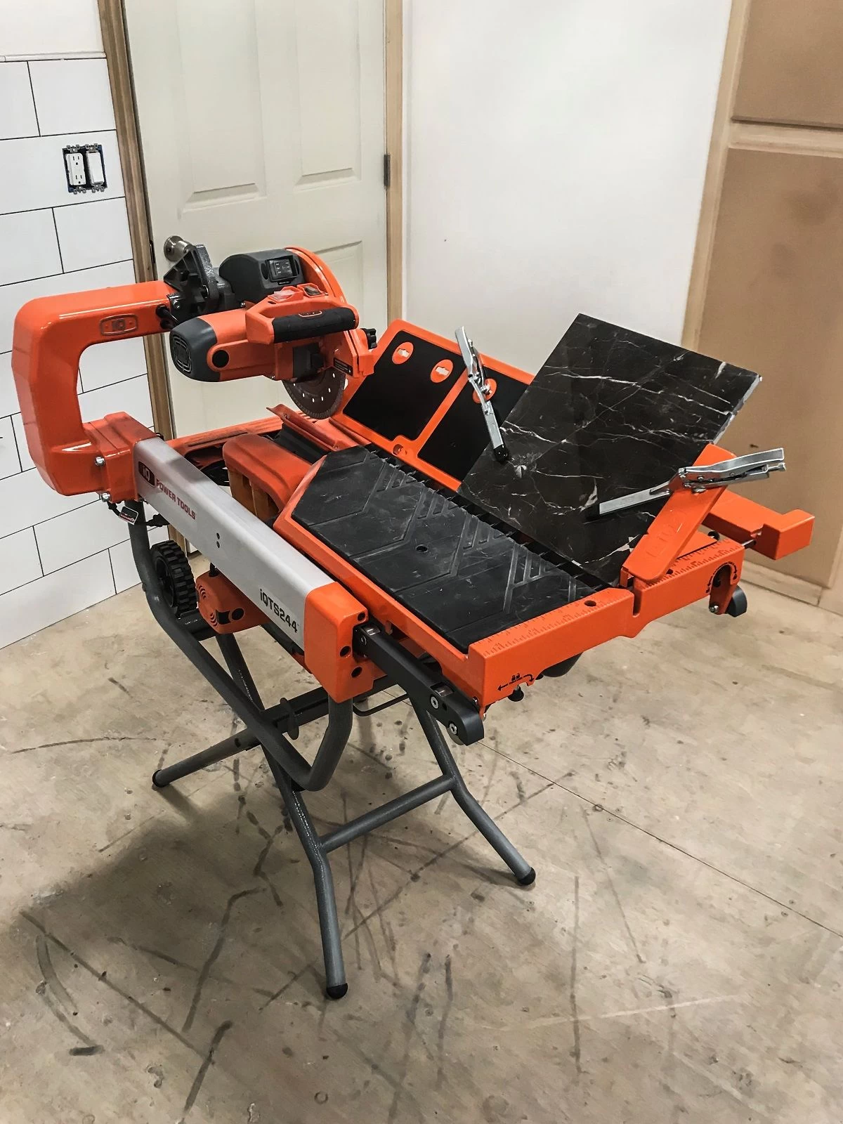 iQTS244 steenzaagmachine inclusief stofafzuiging